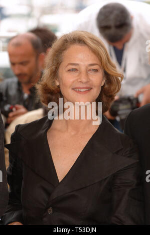 CANNES, FRANCE. 11 mai 2005 : l'actrice Charlotte Rampling à une séance de photos pour son nouveau film Lemming qui est l'ouverture au 58ème Festival International du Film de Cannes. © 2005 Paul Smith / Featureflash Banque D'Images