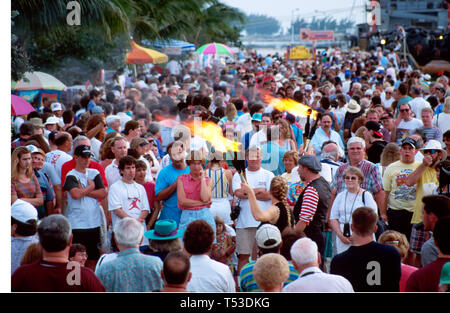 Florida Keys Key West Mallory Dock foule rassemblement de foules, coucher de soleil artistes de rue peformers conseils de jeu d'amuseurs divertir, fl Banque D'Images