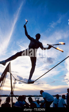 Florida Keys Key West Mallory Dock foule rassemblement de foules, coucher de soleil artistes de rue peformers conseils de jeu d'amuseurs divertir, fl Banque D'Images