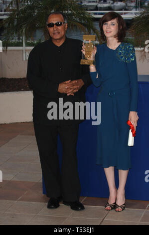 CANNES, FRANCE. 21 mai 2005 : Administration MIRANDA JULY, vainqueur de la caméra d'Or pour son film moi et vous, et tous ceux que nous connaissons, et VIMUKTHI JAYASUNDARA, ex æquo Sulanga Enu Pinisa pour, à la cérémonie de remise des prix et projection d'Chromophobia lors du 58e Festival International du Film de Cannes. © 2005 Paul Smith / Featureflash Banque D'Images