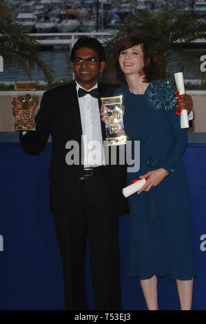 CANNES, FRANCE. 21 mai 2005 : Administration MIRANDA JULY, vainqueur de la caméra d'Or pour son film moi et vous, et tous ceux que nous connaissons, et VIMUKTHI JAYASUNDARA, ex æquo Sulanga Enu Pinisa pour, à la cérémonie de remise des prix et projection d'Chromophobia lors du 58e Festival International du Film de Cannes. © 2005 Paul Smith / Featureflash Banque D'Images