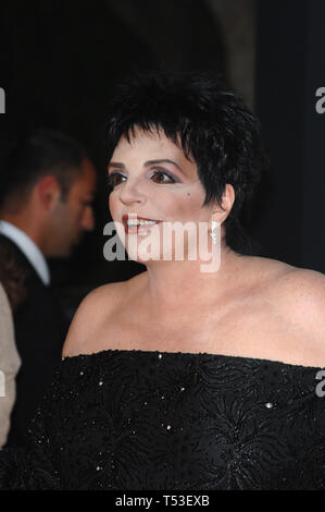 CANNES, FRANCE. 19 mai 2005 : actrice/chanteuse Liza Minnelli au Gala de l'amfAR contre le sida au Moulin de Mougins Restaurant dans le sud de la France. Tha Gala est l'un des principaux événements du 58ème Festival International du Film de Cannes. © 2005 Paul Smith / Featureflash Banque D'Images