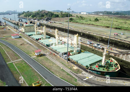 Les navires qui traversent le canal de Panama Banque D'Images