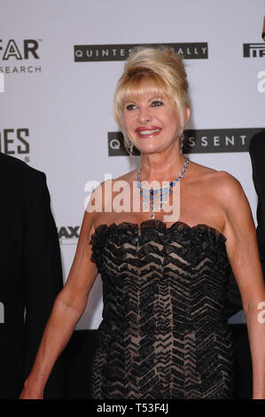 CANNES, FRANCE. 19 mai 2005 : IVANA TRUMP au Gala de l'amfAR contre le sida au Moulin de Mougins Restaurant dans le sud de la France. Tha Gala est l'un des principaux événements du 58ème Festival International du Film de Cannes. © 2005 Paul Smith / Featureflash Banque D'Images