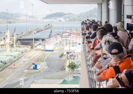 Les touristes à regarder les bateaux, qu'ils transitent par le canal au centre des visiteurs de Miraflores Banque D'Images