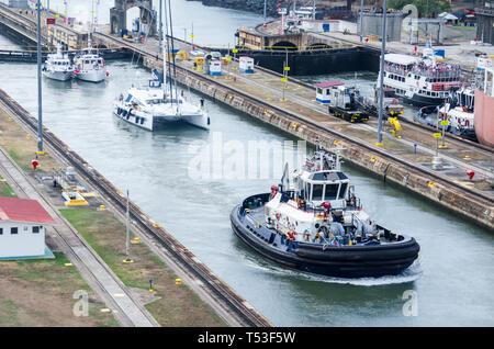 Les navires qui traversent le canal de Panama Banque D'Images