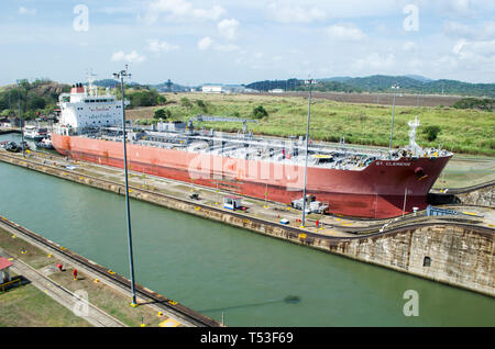 Les navires qui traversent le canal de Panama Banque D'Images