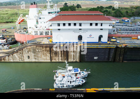 Les navires qui traversent le canal de Panama Banque D'Images