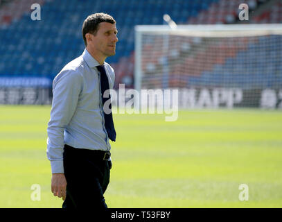 Watford manager Javi Gracia inspecte le terrain avant le premier match de championnat à la John Smith's Stadium, Huddersfield. Banque D'Images