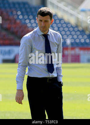 Watford manager Javi Gracia inspecte le terrain avant le premier match de championnat à la John Smith's Stadium, Huddersfield. Banque D'Images