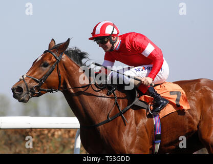 El Gumryah, monté par Andrea Atzeni, mène le terrain pour gagner la course de Paris de conditions de Fillies Racing TV au champ de courses de Kempton Park. Banque D'Images