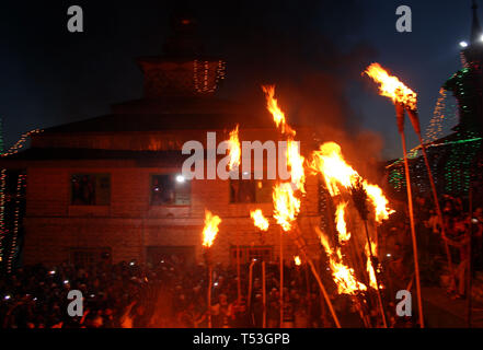 Aishmuqam, au Cachemire. 20 avril, 2019. Les musulmans du Cachemire maintenez brûler à l'extérieur de la grotte de culte torches de Sakhi Zain-ud-Din Wali, un saint soufi, lors d'un festival annuel dans Aishmuqam torche, 75 km (47 miles) au sud de Srinagar, le 19 avril, 2019. Des milliers de musulmans du Cachemire qui croient dans le soufisme foule au sanctuaire de Wali pour célébrer le festival annuel flambeau qui symbolise la fin de l'hiver long et le début de la nouvelle saison de semis . Credit : PACIFIC PRESS/Alamy Live News Banque D'Images