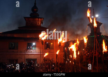 Aishmuqam, au Cachemire. 20 avril, 2019. Les musulmans du Cachemire maintenez brûler à l'extérieur de la grotte de culte torches de Sakhi Zain-ud-Din Wali, un saint soufi, lors d'un festival annuel dans Aishmuqam torche, 75 km (47 miles) au sud de Srinagar, le 19 avril, 2019. Des milliers de musulmans du Cachemire qui croient dans le soufisme foule au sanctuaire de Wali pour célébrer le festival annuel flambeau qui symbolise la fin de l'hiver long et le début de la nouvelle saison de semis . Credit : PACIFIC PRESS/Alamy Live News Banque D'Images