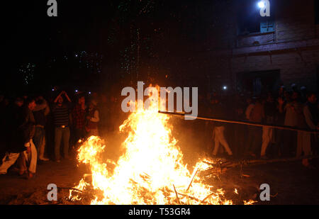 Aishmuqam, au Cachemire. 20 avril, 2019. Les musulmans du Cachemire maintenez brûler à l'extérieur de la grotte de culte torches de Sakhi Zain-ud-Din Wali, un saint soufi, lors d'un festival annuel dans Aishmuqam torche, 75 km (47 miles) au sud de Srinagar, le 19 avril, 2019. Des milliers de musulmans du Cachemire qui croient dans le soufisme foule au sanctuaire de Wali pour célébrer le festival annuel flambeau qui symbolise la fin de l'hiver long et le début de la nouvelle saison de semis . Credit : PACIFIC PRESS/Alamy Live News Banque D'Images