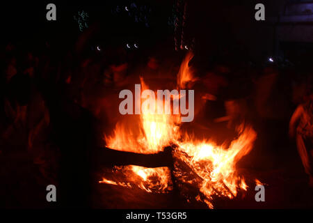 Aishmuqam, au Cachemire. 20 avril, 2019. Les musulmans du Cachemire maintenez brûler à l'extérieur de la grotte de culte torches de Sakhi Zain-ud-Din Wali, un saint soufi, lors d'un festival annuel dans Aishmuqam torche, 75 km (47 miles) au sud de Srinagar, le 19 avril, 2019. Des milliers de musulmans du Cachemire qui croient dans le soufisme foule au sanctuaire de Wali pour célébrer le festival annuel flambeau qui symbolise la fin de l'hiver long et le début de la nouvelle saison de semis . Credit : PACIFIC PRESS/Alamy Live News Banque D'Images