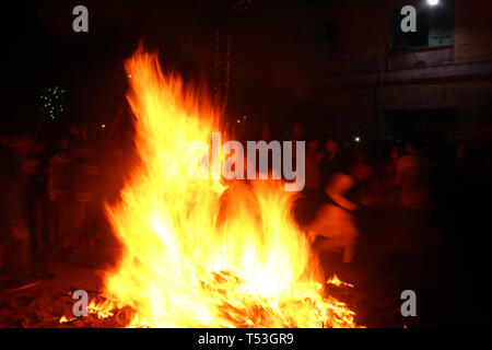 Aishmuqam, au Cachemire. 20 avril, 2019. Les musulmans du Cachemire maintenez brûler à l'extérieur de la grotte de culte torches de Sakhi Zain-ud-Din Wali, un saint soufi, lors d'un festival annuel dans Aishmuqam torche, 75 km (47 miles) au sud de Srinagar, le 19 avril, 2019. Des milliers de musulmans du Cachemire qui croient dans le soufisme foule au sanctuaire de Wali pour célébrer le festival annuel flambeau qui symbolise la fin de l'hiver long et le début de la nouvelle saison de semis . Credit : PACIFIC PRESS/Alamy Live News Banque D'Images