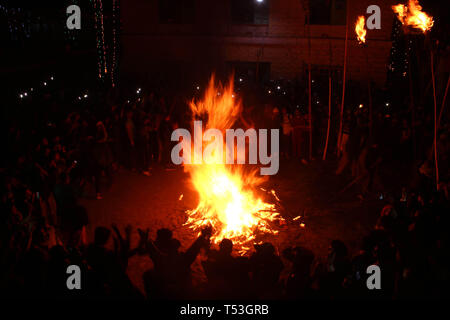 Aishmuqam, au Cachemire. 20 avril, 2019. Les musulmans du Cachemire maintenez brûler à l'extérieur de la grotte de culte torches de Sakhi Zain-ud-Din Wali, un saint soufi, lors d'un festival annuel dans Aishmuqam torche, 75 km (47 miles) au sud de Srinagar, le 19 avril, 2019. Des milliers de musulmans du Cachemire qui croient dans le soufisme foule au sanctuaire de Wali pour célébrer le festival annuel flambeau qui symbolise la fin de l'hiver long et le début de la nouvelle saison de semis . Credit : PACIFIC PRESS/Alamy Live News Banque D'Images