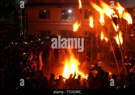 Aishmuqam, au Cachemire. 20 avril, 2019. Les musulmans du Cachemire maintenez brûler à l'extérieur de la grotte de culte torches de Sakhi Zain-ud-Din Wali, un saint soufi, lors d'un festival annuel dans Aishmuqam torche, 75 km (47 miles) au sud de Srinagar, le 19 avril, 2019. Des milliers de musulmans du Cachemire qui croient dans le soufisme foule au sanctuaire de Wali pour célébrer le festival annuel flambeau qui symbolise la fin de l'hiver long et le début de la nouvelle saison de semis . Credit : PACIFIC PRESS/Alamy Live News Banque D'Images