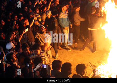 Aishmuqam, au Cachemire. 20 avril, 2019. Les musulmans du Cachemire maintenez brûler à l'extérieur de la grotte de culte torches de Sakhi Zain-ud-Din Wali, un saint soufi, lors d'un festival annuel dans Aishmuqam torche, 75 km (47 miles) au sud de Srinagar, le 19 avril, 2019. Des milliers de musulmans du Cachemire qui croient dans le soufisme foule au sanctuaire de Wali pour célébrer le festival annuel flambeau qui symbolise la fin de l'hiver long et le début de la nouvelle saison de semis . Credit : PACIFIC PRESS/Alamy Live News Banque D'Images