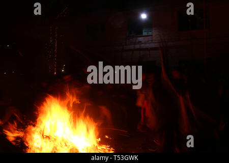 Aishmuqam, au Cachemire. 20 avril, 2019. Les musulmans du Cachemire maintenez brûler à l'extérieur de la grotte de culte torches de Sakhi Zain-ud-Din Wali, un saint soufi, lors d'un festival annuel dans Aishmuqam torche, 75 km (47 miles) au sud de Srinagar, le 19 avril, 2019. Des milliers de musulmans du Cachemire qui croient dans le soufisme foule au sanctuaire de Wali pour célébrer le festival annuel flambeau qui symbolise la fin de l'hiver long et le début de la nouvelle saison de semis . Credit : PACIFIC PRESS/Alamy Live News Banque D'Images