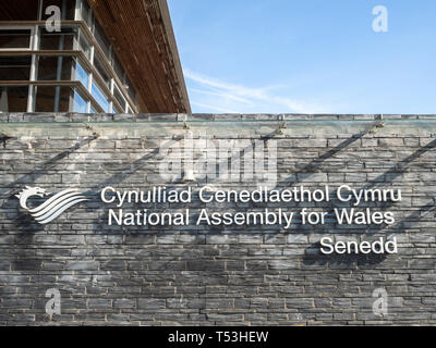 Inscrivez-vous à l'extérieur de l'Assemblée nationale du Pays de Galles, Cardiff, Pays de Galles, Royaume-Uni, écrit dans les deux langues anglais et gallois. Banque D'Images