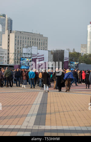 Les gens près de Kiev Stade Olympiyskiy au débat présidentiel. Foule et les corps de police en action. Banque D'Images