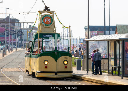 Blackpool, Lancashire. 19 avril, 2019. Météo britannique. Des conditions chaudes continuent comme les tramways d'antan Patrimoine transport des passagers le long de la promenade de front de mer. Bateau ouvert voitures construites par English Electric en 1934 dans le cadre du LUFF Walter Directeur général de cinq ans du plan de modernisation. Banque D'Images