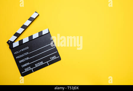 Cinama du concept du film. Movie clapper board sur fond de couleur jaune, copy space Banque D'Images