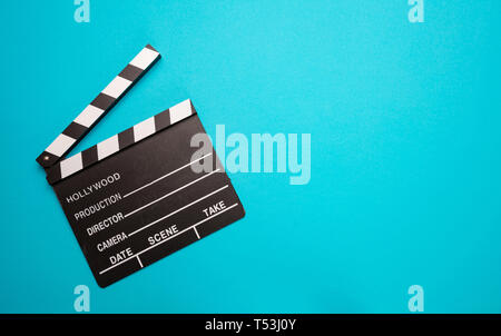 Cinama du concept du film. Movie clapper board sur fond de couleur bleue, copy space Banque D'Images