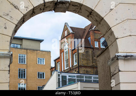 Multi-niveau maison en brique avec de grandes belles fenêtres. Photo prise par l'arche. Le centre de Londres. Banque D'Images