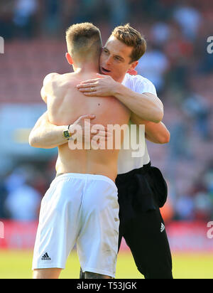 Fulham manager Scott Parker (à droite) et Joe Bryan réagir après la Premier League match au stade de la vitalité, de Bournemouth. Banque D'Images