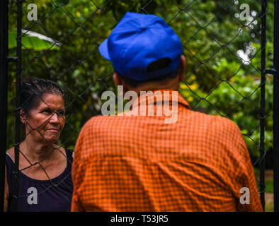 L'homme de parler aux personnes âgées femme latine au Guatemala Banque D'Images