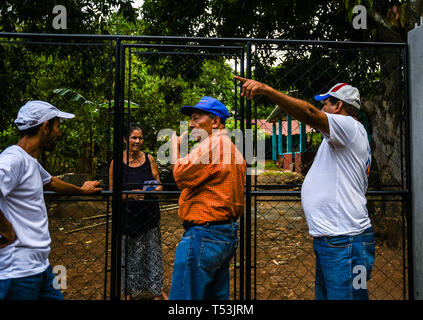 L'homme de parler aux personnes âgées femme latine au Guatemala Banque D'Images