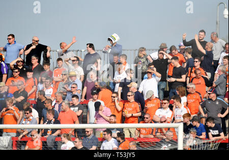 Luton Town fans dans les peuplements au cours de la Sky Bet la League One match à la Wham Stadium, Accrington. Banque D'Images