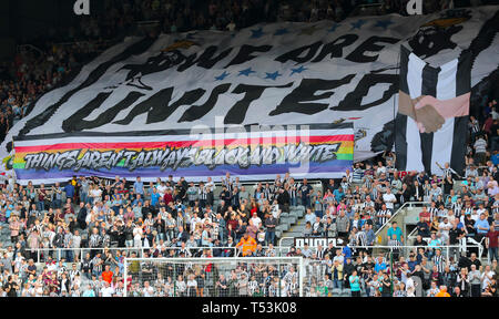 Un signe dans les stands à lire 'Nous sommes toujours des choses arent' noir et blanc au cours de la Premier League match à St James' Park, Newcastle. Banque D'Images