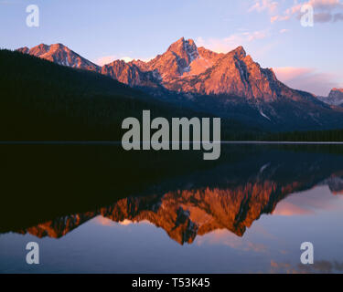 USA, Ohio, dents de scie National Recreation Area, Sunrise light rougit McGown pic qui se reflète dans le lac Stanley. Banque D'Images