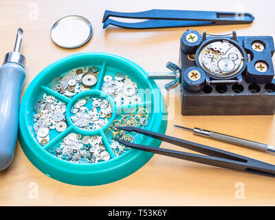 Divers outils de réparation de montre et de pièces de rechange sur la table dans l'atelier Banque D'Images