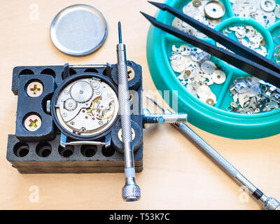 Outils et pièces de rechange pièces préparées pour regarder la réparation close up on table in workshop Banque D'Images
