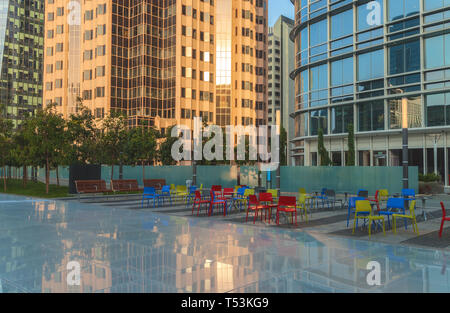 Chaises colorées sur l'affichage dans le parc sur le toit à Salsforce centre de transit, avec des tours de San Francisco en arrière-plan, en Californie, aux États-Unis. Banque D'Images