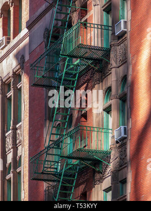 Fire escape sur W 30th St, Manhattan, New York City, USA Banque D'Images