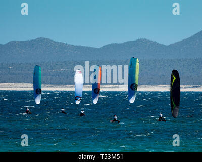 Kite foil racers dans la Ventana, Baja California Sur, Mexique Banque D'Images