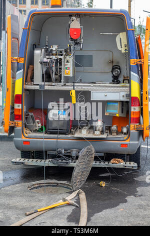 La TV mobile pour l'examen du véhicule d'inspection des égouts, des conduites d'eau et des déchets, l'eau de boisson et des trous de drainage, ainsi que le pip Banque D'Images