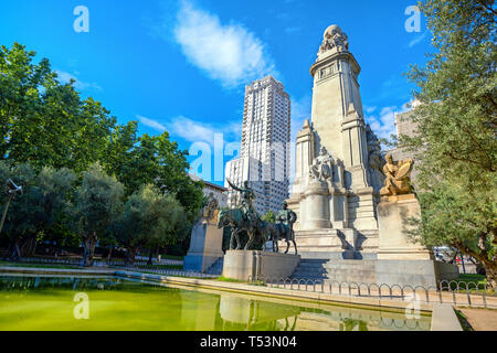 Monument à Cervantes sur la Plaza de Espana de sculptures de Don Quichotte et Sancho Panza. Madrid, Espagne Banque D'Images