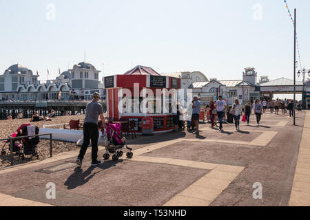 La foule le soleil brille, marcher le long de l'esplanade de la plage de Southsea Banque D'Images