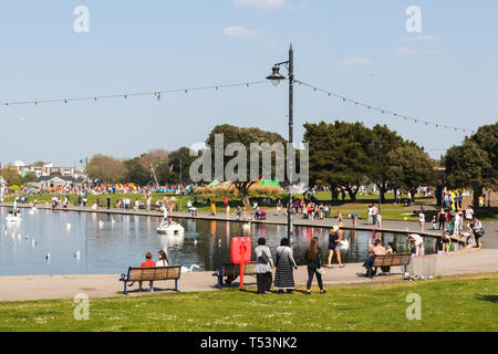 Les foules appréciant les vacances de banque soleil à un lac, le lac Canoe, Southsea Banque D'Images