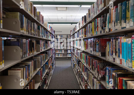 Ft. Pierce, Floride/United States - 04/20/19 : La fiction de l'allée une bibliothèque publique montrant des rangées de livre disponible pour le public à lire. Banque D'Images