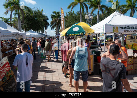 Fort Pierce, Florida/United States - 04/20/19 : le marché de producteurs à Fort Pierce en Floride sur un samedi matin ensoleillé. Banque D'Images