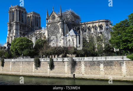 La vue de la cathédrale Notre Dame sans pavillon et spire détruites par le feu , Paris. Banque D'Images