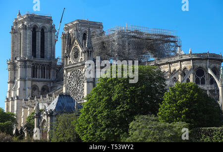 La vue de la cathédrale Notre Dame sans pavillon et spire détruites par le feu , Paris. Banque D'Images