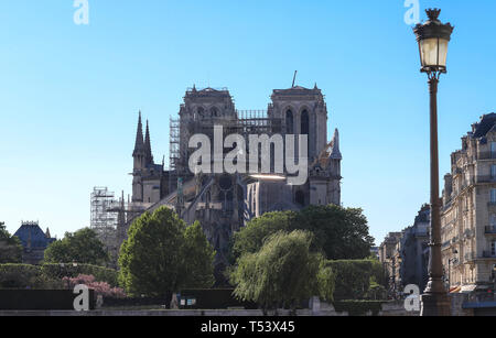 La vue de la cathédrale Notre Dame sans pavillon et spire détruites par le feu , Paris. Banque D'Images